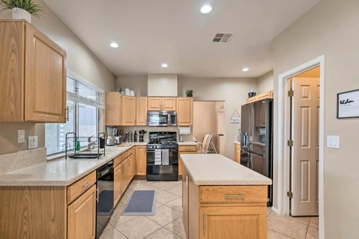 A Beautiful House With Hot Tub, Grill & Games! Villa Las Vegas Exterior photo